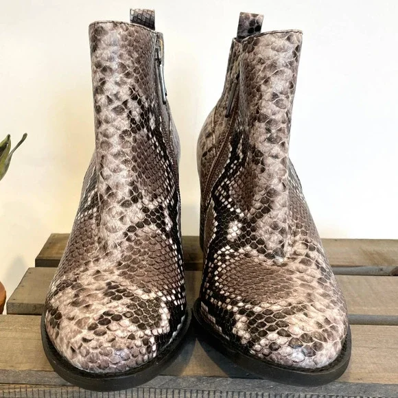 Blondo Elvina Snakeskin Waterproof Chelsea Ankle Boot Size 8 New - Picture 3 of 7